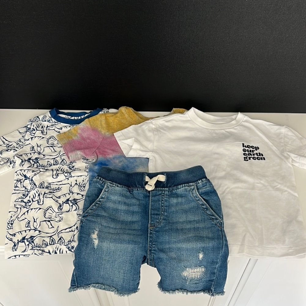 Toddler Gap Bundle of 3 t-shirts and 1 denim shorts